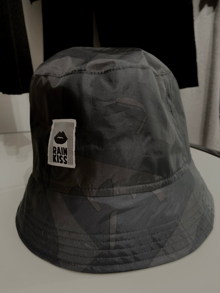 RainKiss Busket Hat Back to Black Art Camo